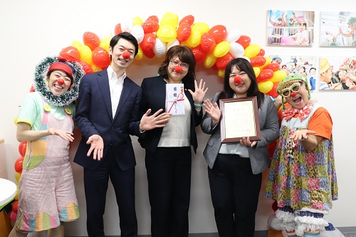 日本クリニクラウン協会に目録を贈呈