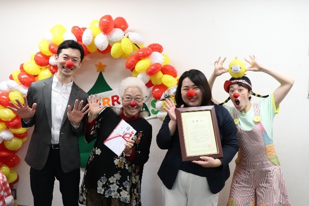 日本クリニクラウン協会に目録を贈呈