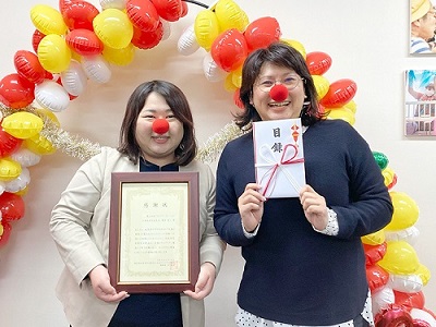 日本クリニクラウン協会に目録を贈呈