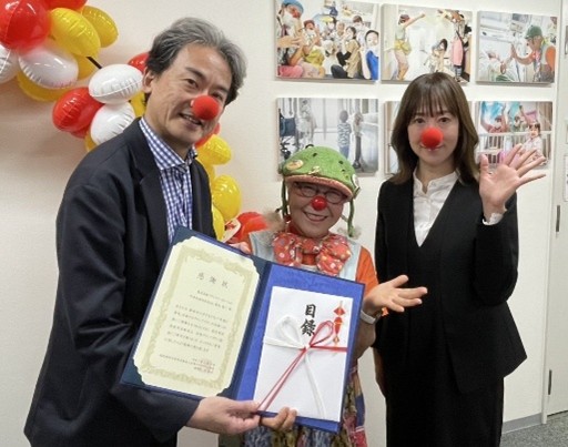 日本クリニクラウン協会に目録を贈呈