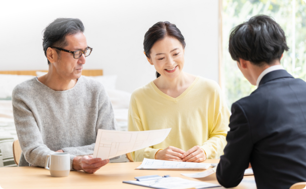 男性が保険の説明をしている画像