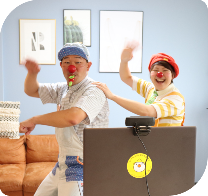 パソコンの前で踊るピエロの写真